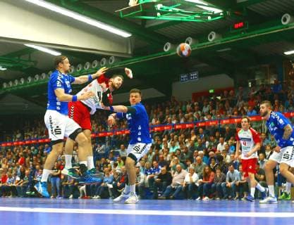 Sören Südmeier (Hamm) , der zwischen Kevin Roch (Aue, links) und Kevin Lux (Aue) zum Torwurf ansetzen konnte. Handball 2.Liga 2018 19 EHV Aue - ASV Hamm-Westfalen 26:26 am 18.10.2018 EHV Aue - ASV Hamm-Westfalen
