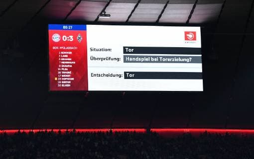 Fussball 1. Bundesliga Saison 2018 2019 7. Spieltag FC Bayern Muenchen - Borussia Moenchengladbach 06.10.2018 Videobeweis, auf der Anzeigentafel in der Allianz Arena wir die Spielsituation beschrieben, welche ueberpfueft wird. Tor, Handspiel bei Torerzielung, Entscheidung Tor! ----DFL regulations prohibit any use of photographs as image sequences and or quasi-video.---- *** Football 1 Bundesliga Season 2018 2019 7 Matchday FC Bayern Muenchen Borussia Moenchengladbach 06 10 2018 Video evidence on the scoreboard in the Allianz Arena describing the game situation which will be overpowered Gate Handball on scoring decision goal DFL regulations prohibit any use of images as image sequences and or quasi Video 