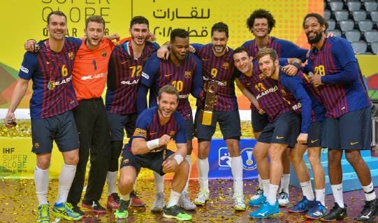 Sport Themen der Woche KW42 Sport Bilder des Tages (181020) -- DOHA, Oct. 20, 2018 -- FC Barcelona Barca s players celebrate with the trophy after winning the final match of the 2018 IHF Super Globe World Handball Club Championship against Fuchse Berlin in Doha, Capital of Qatar, Oct. 19, 2018. FC Barcelona won 29-24 to claim the title. ) (SP)QATAR-DOHA-HANDBALL-IHF-SUPER GLOBE-AWARDING CEREMONY Nikku 