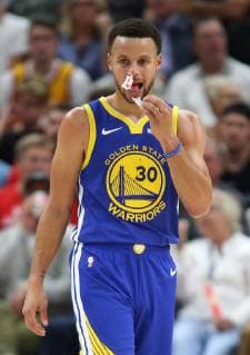 Sport Themen der Woche KW42 Sport Bilder des Tages Golden State Warriors guard Stephen Curry (30) puts tissue in his nose to try and stop a bloody nose during an NBA Basketball Herren USA game against Utah Jazz at Energy Solutions Arena in Salt Lake City, Utah, USA, 19 October 2018. Utah Jazz vs. Golden State Warriors !ACHTUNG: NUR REDAKTIONELLE NUTZUNG!  Copyright: xGeorgexFreyx GFX01 20181020-636756190086019310