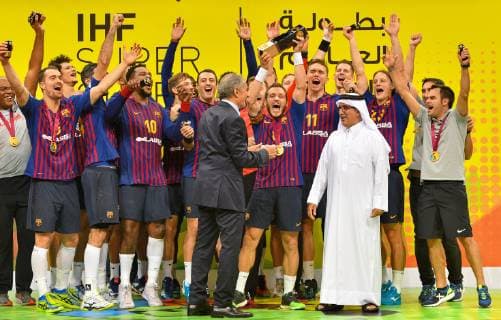 (181020) -- DOHA, Oct. 20, 2018 -- FC Barcelona Barca s players celebrate with the trophy after winning the final match of the 2018 IHF Super Globe World Handball Club Championship against Fuchse Berlin in Doha, Capital of Qatar, Oct. 19, 2018. FC Barcelona won 29-24 to claim the title. ) (SP)QATAR-DOHA-HANDBALL-IHF-SUPER GLOBE-AWARDING CEREMONY Nikku 