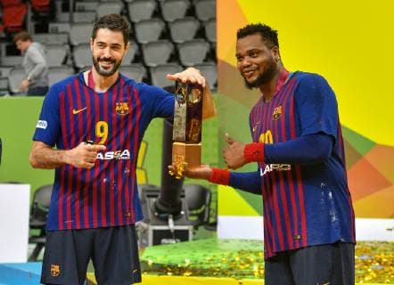 Sport Themen der Woche KW42 Sport Bilder des Tages (181020) -- DOHA, Oct. 20, 2018 -- FC Barcelona Barca s Cedric Sorhaindo (R) and Raul Entrerrios Rodriguez celebrate with the trophy after winning the final match of the 2018 IHF Super Globe World Handball Club Championship against Fuchse Berlin in Doha, Capital of Qatar, Oct. 19, 2018. FC Barcelona won 29-24 to claim the title. ) (SP)QATAR-DOHA-HANDBALL-IHF-SUPER GLOBE-AWARDING CEREMONY Nikku 