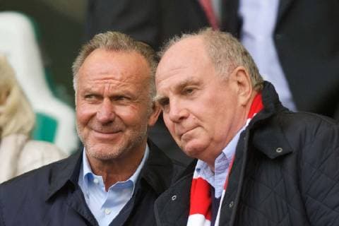 Sport Themen der Woche KW42 Sport Bilder des Tages Fussball Berlin 20.10.2018 Saison 2018 2018 1. Bundesliga DFL VFL Wolfsburg - FC Bayern München Uli Hoeneß Karl-Heinz Rummenigge li. Gemäß den Vorgaben der DFL Deutsche Fußball Liga ist es untersagt, in dem Stadion und oder vom Spiel angefertigte Fotoaufnahmen in Form von Sequenzbildern und oder videoähnlichen Fotostrecken zu verwerten bzw. verwerten zu lassen. DFL regulations prohibit any use of photographs as image sequences and or quasi-video *** Football Berlin 20 10 2018 Season 2018 2018 1 Bundesliga DFL VFL Wolfsburg FC Bayern Munich Uli Hoeness Karl Heinz Rummenigge li In accordance with the requirements of the DFL German Football League it is prohibited to take photos in the stadium and or from the game in the form of sequence pictures and or video-like photo galleries to be exploited or recycled DFL regulations prohibit any use of photographs as image sequences or quasi video
