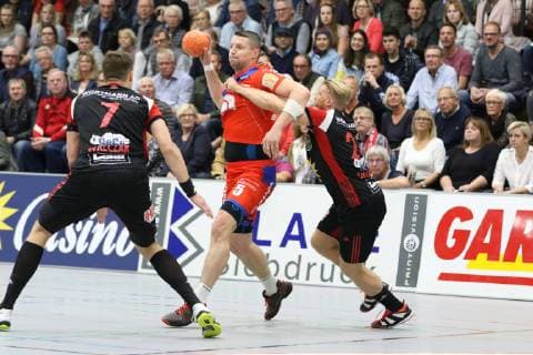 Romas Kirveliavicius (HBW Balingen-Weilstetten 5) gegen Patryk Walczak (TuS N-Luebbecke 7)(links) und Dener Jaanimaa (TuS N-Luebbecke 24)(rechts) , TuS N-Luebbecke vs HBW Balingen-Weilstetten, Handball, 2. Bundesliga, 20.10.2018, TuS N-Luebbecke vs HBW Balingen-Weilstetten, Handball, 2. Bundesliga, 20.10.2018 Luebbecke Copyright: xEIBNER JanxStrohdiekx EP_JSK