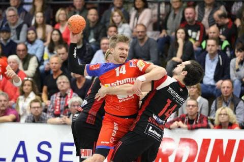Oddur Gretarsson (HBW Balingen-Weilstetten 14) gegen Dener Jaanimaa (TuS N-Luebbecke 24)(hinten) und Peter Strosack (TuS N-Luebbecke 14)(vorne) , TuS N-Luebbecke vs HBW Balingen-Weilstetten, Handball, 2. Bundesliga, 20.10.2018, TuS N-Luebbecke vs HBW Balingen-Weilstetten, Handball, 2. Bundesliga, 20.10.2018 Luebbecke Copyright: xEIBNER JanxStrohdiekx EP_JSK