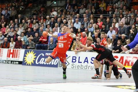 Jona Schoch (HBW Balingen-Weilstetten 22) vorbei an Dener Jaanimaa (TuS N-Luebbecke 24)(rechts), TuS N-Luebbecke vs HBW Balingen-Weilstetten, Handball, 2. Bundesliga, 20.10.2018, TuS N-Luebbecke vs HBW Balingen-Weilstetten, Handball, 2. Bundesliga, 20.10.2018 Luebbecke Copyright: xEIBNER JanxStrohdiekx EP_JSK