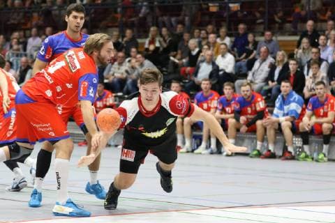 Moritz Schade (TuS N-Luebbecke 25) hechten an Christoph Foth (HBW Balingen-Weilstetten 4)(links) vorbei dem Ball hinterher, TuS N-Luebbecke vs HBW Balingen-Weilstetten, Handball, 2. Bundesliga, 20.10.2018, TuS N-Luebbecke vs HBW Balingen-Weilstetten, Handball, 2. Bundesliga, 20.10.2018 Luebbecke Copyright: xEIBNER JanxStrohdiekx EP_JSK