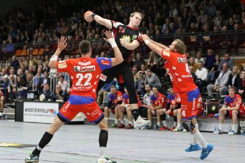 Valentin Spohn (TuS N-Luebbecke 23) gegen Jona Schoch (HBW Balingen-Weilstetten 22)(links) und Christoph Foth (HBW Balingen-Weilstetten 4)(rechts) , TuS N-Luebbecke vs HBW Balingen-Weilstetten, Handball, 2. Bundesliga, 20.10.2018, TuS N-Luebbecke vs HBW Balingen-Weilstetten, Handball, 2. Bundesliga, 20.10.2018 Luebbecke Copyright: xEIBNER JanxStrohdiekx EP_JSK