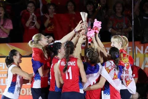 Sport Themen der Woche KW42 Sport Bilder des Tages (181020) -- YOKOHAMA, Oct. 20, 2018 -- Players of Serbia celebrate during the awarding ceremony after the final match against Italy at the 2018 Volleyball Women s World Championship WM Weltmeisterschaft in Yokohama, Japan, Oct. 20, 2018. Serbia won 3-2 to claim the title. ) (SP)JAPAN-YOKOHAMA-VOLLEYBALL-WOMEN S WORLD CHAMPIONSHIP-SERBIA VS ITALY DuxXiaoyi 
