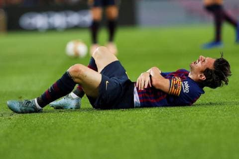 Sport Themen der Woche KW42 Sport Bilder des Tages Fußball, FC Barcelona - FC Sevilla FC Barcelona Barca s Argentinian striker Lionel Messi lies on the pitch after being injured in his right elbow during their Spanish Liga Primera Division soccer match against Sevilla CF played at Camp Nou stadium in Barcelona, Spain, 20 October 2018. FC Barcelona vs. Sevilla CF !ACHTUNG: NUR REDAKTIONELLE NUTZUNG!  Copyright: xAlejandroxGarciax GRAF1260 20181020-636756672349873958