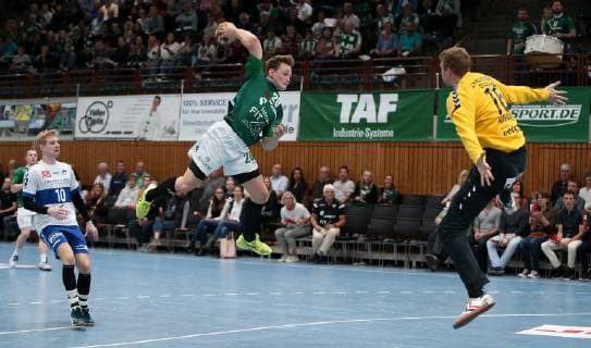 v.li.: Slavomir Mlotek (Dessau-Rosslauer HV 06), Lukas Siegler (DJK Rimpar Wölfe), Philip Ambrosius (Dessau-Rosslauer HV 06), DKB 2. Handball-Bundesliga, DJK Rimpar Wölfe - Dessau-Rosslauer HV 06,