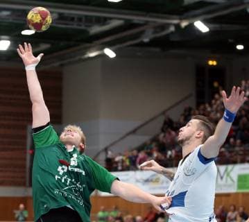 v.li.: Patrick Gempp (DJK Rimpar Wölfe), Marek Vanco (Dessau-Rosslauer HV 06), DKB 2. Handball-Bundesliga, DJK Rimpar Wölfe - Dessau-Rosslauer HV 06,