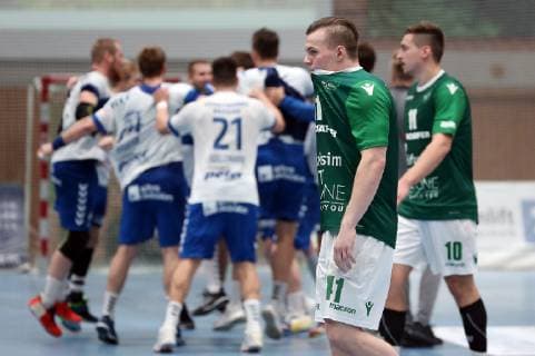 v.li.: Spieler vom Dessau-Rosslauer HV feiern den Punktgewinn, Fin Backs (DJK Rimpar Wölfe), Lukas Böhm (DJK Rimpar Wölfe) enttäuscht schauend, Enttäuschung, disappointed, DKB 2. Handball-Bundesliga, DJK Rimpar Wölfe - Dessau-Rosslauer HV 06,