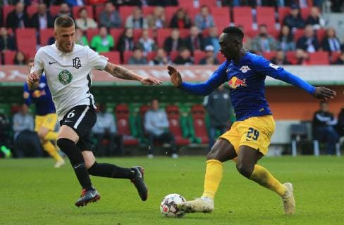 20.10.2018, 1.BL, FC Augsburg vs RB Leipzig, WWK Arena Augsburg, Fussball, im Bild: Jeffrey Gouweleeuw (FC Augsburg) vs Jean Kevin Augustin (RB Leipzig) DFL REGULATIONS PROHIBIT ANY USE OF PHOTOGRAPHS AS IMAGE SEQUENCES AND OR QUASI VIDEO.