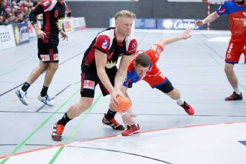 Luebbecke, Deutschland 20.10.2018: 2. HBL - 2018 2019 - TuS-N-Luebbecke vs. HBW Balingen-Weilstetten (L-R) Dener Jaanimaa (Luebbecke), Martin Strobel (Balingen-Weilstetten) Luebbecke Nordrhein-Westfalen Deutschland Merkur Arena