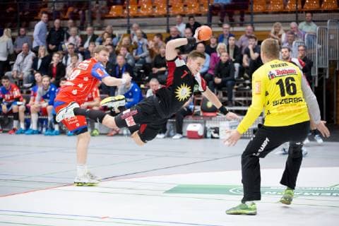 Luebbecke, Deutschland 20.10.2018: 2. HBL - 2018 2019 - TuS-N-Luebbecke vs. HBW Balingen-Weilstetten (L-R) Lars Friedrich (Balingen-Weilstetten), Patryk Walczak (Luebbecke), Torwart Tomas Mrkva (Balingen-Weilstetten) Luebbecke Nordrhein-Westfalen Deutschland Merkur Arena