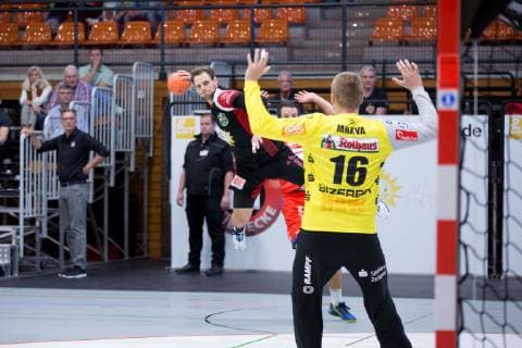 Luebbecke, Deutschland 20.10.2018: 2. HBL - 2018 2019 - TuS-N-Luebbecke vs. HBW Balingen-Weilstetten (L-R) Jens Bechtloff (Luebbecke), Torwart Tomas Mrkva (Balingen-Weilstetten) Luebbecke Nordrhein-Westfalen Deutschland Merkur Arena