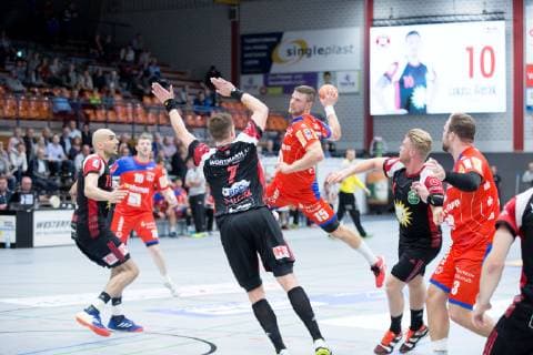 Luebbecke, Deutschland 20.10.2018: 2. HBL - 2018 2019 - TuS-N-Luebbecke vs. HBW Balingen-Weilstetten (M) Patryk Walczak (Luebbecke), Martin Strobel (Balingen-Weilstetten) Luebbecke Nordrhein-Westfalen Deutschland Merkur Arena