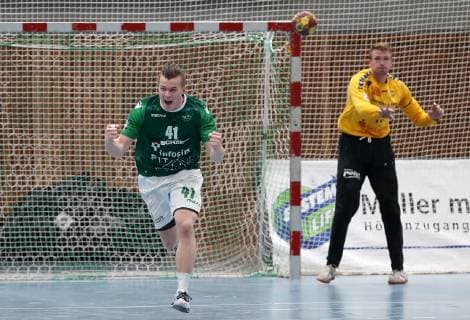 v.li.: Fin Backs (DJK Rimpar Wölfe) jubelt, Philip Ambrosius (Dessau-Rosslauer HV 06), DKB 2. Handball-Bundesliga, DJK Rimpar Wölfe - Dessau-Rosslauer HV 06,