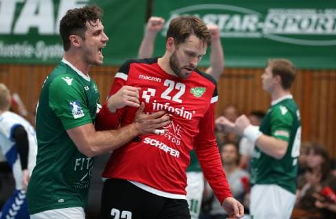 v.li.: Benedikt Brielmeier (DJK Rimpar Wölfe), Max Brustmann (DJK Rimpar Wölfe), Julian Sauer (DJK Rimpar Wölfe) jubeln, DKB 2. Handball-Bundesliga, DJK Rimpar Wölfe - Dessau-Rosslauer HV 06,