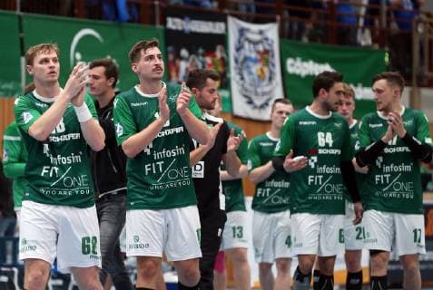 v.li.: Spieler der DJK Rimpar Wölfe bedankt sich bei den Fans, bedanken, Dank, DKB 2. Handball-Bundesliga, DJK Rimpar Wölfe - Dessau-Rosslauer HV 06,