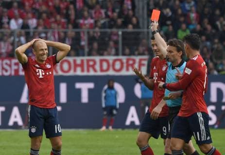 Sport Themen der Woche KW42 Sport Bilder des Tages Fussball, Herren, Saison 2018 2019, 1. Bundesliga (8. Spieltag), VfL Wolfsburg - FC Bayern München, Schiedsrichter Guido Winkmann zeigt Arjen Robben (l., Bayern München) die Gelb-Rote Karte, Robert Lewandowski (Bayern München) und James (Bayern München) diskutieren, DFL REGULATIONS PROHIBIT ANY USE OF PHOTOGRAPHS AS IMAGE SEQUENCES AND OR QUASI-VIDEO., 20.10. 2018, *** Football Mens Season 2018 2019 1 Bundesliga 8 Gameday VfL Wolfsburg FC Bayern Munich Referee Guido Winkmann shows Arjen Robben l Bayern Munichs yellow red card Robert Lewandowski Bayern München and James Bayern Munich discuss DFL REGULATIONS PROHIBIT ANY USE OF PHOTOGRAPHS AS IMAGE SEQUENCES AND OR QUASI VIDEO 20 10 2018 Copyright: xMatthiasxKochx