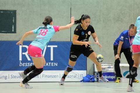 Karina Sisenova (Astrakhanochka 7) gegen Julia Harsfalvi (TusSies Metzingen 18) TusSies Metzingen, Handball, HBF, EHF, Ligaspiel, 20.10.2018, Foto:TBaur Eibner TusSies Metzingen vs. Astrakhanochka Metzingen Copyright: xEIBNER TobiasxBaurx EP_TBR