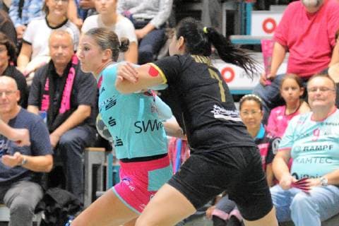 Julia Behnke (TusSies Metzingen 93) gegen Karina Sisenova (Astrakhanochka 7) TusSies Metzingen, Handball, HBF, EHF, Ligaspiel, 20.10.2018, Foto:TBaur Eibner TusSies Metzingen vs. Astrakhanochka Metzingen Copyright: xEIBNER TobiasxBaurx EP_TBR