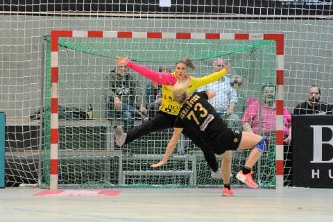 Isabel Roch (TusSies Metzingen 26) im Tor gegen Sofiia Ignatovich (Astrakhanochka 73) TusSies Metzingen, Handball, HBF, EHF, Ligaspiel, 20.10.2018, Foto:TBaur Eibner TusSies Metzingen vs. Astrakhanochka Metzingen Copyright: xEIBNER TobiasxBaurx EP_TBR