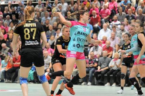 Patricia Kovacs (TusSies Metzingen 9) gegen Irina Snopova (Astrakhanochka 87) TusSies Metzingen, Handball, HBF, EHF, Ligaspiel, 20.10.2018, Foto:TBaur Eibner TusSies Metzingen vs. Astrakhanochka Metzingen Copyright: xEIBNER TobiasxBaurx EP_TBR