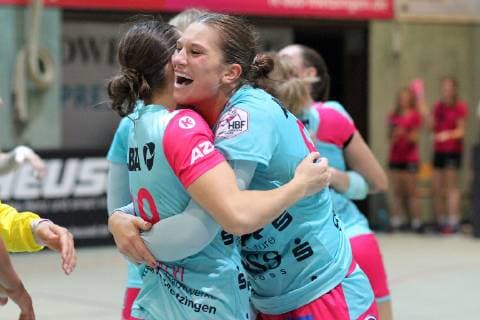 freude nach dem spiel bei Julia Behnke (TusSies Metzingen 93) uns Julia Harsfalvi (TusSies Metzingen 18) TusSies Metzingen, Handball, HBF, EHF, Ligaspiel, 20.10.2018, Foto:TBaur Eibner TusSies Metzingen vs. Astrakhanochka Metzingen Copyright: xEIBNER TobiasxBaurx EP_TBR