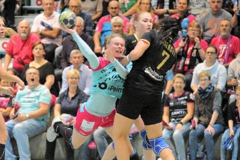 Tamara Haggerty (TusSies Metzingen 55) gegen Karina Sisenova (Astrakhanochka 7) TusSies Metzingen, Handball, HBF, EHF, Ligaspiel, 20.10.2018, Foto:TBaur Eibner TusSies Metzingen vs. Astrakhanochka Metzingen Copyright: xEIBNER TobiasxBaurx EP_TBR