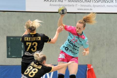 Maren Weigel (TusSies Metzingen 22) gegen Sofiia Ignatovich (Astrakhanochka 73) TusSies Metzingen, Handball, HBF, EHF, Ligaspiel, 20.10.2018, Foto:TBaur Eibner TusSies Metzingen vs. Astrakhanochka Metzingen Copyright: xEIBNER TobiasxBaurx EP_TBR
