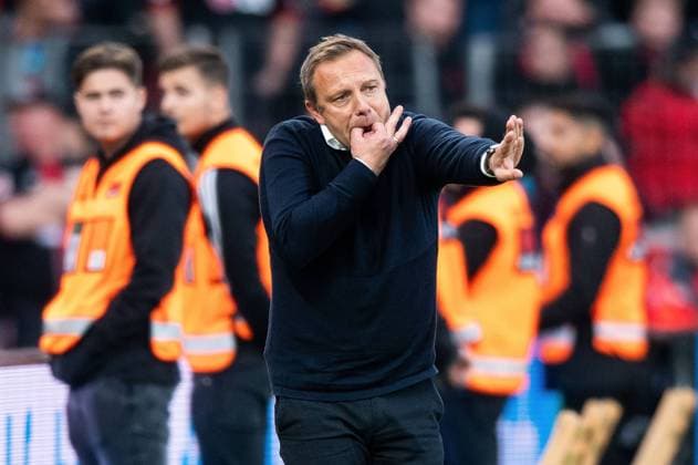 20.10.2018, xfux, Fussball 1.Bundesliga, Bayer 04 Leverkusen - Hannover 96, emspor, v.l. Trainer Andre Breitenreiter (Hannover 96) gibt Anweisungen, gestikuliert, mit den Armen gestikulieren gives instructions, gesticulate, gesticolando. (DFL DFB REGULATIONS PROHIBIT ANY USE OF PHOTOGRAPHS as IMAGE SEQUENCES and or QUASI-VIDEO) Leverkusen