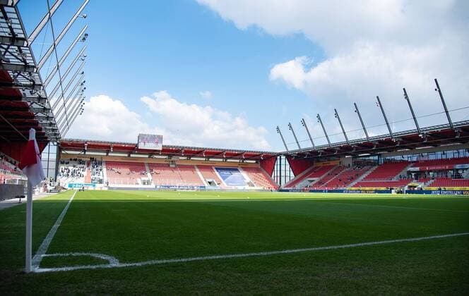 21.10.2018, xfux, Fussball 2.Bundesliga, SSV Jahn Regensburg - SV Darmstadt 98, emonline, emspor, v.l. Ansicht Uebersicht Continental Arena Innenraum Stadion Arena Rasen Feld Spielfeld (DFL DFB REGULATIONS PROHIBIT ANY USE OF PHOTOGRAPHS as IMAGE SEQUENCES and or QUASI-VIDEO) Regensburg