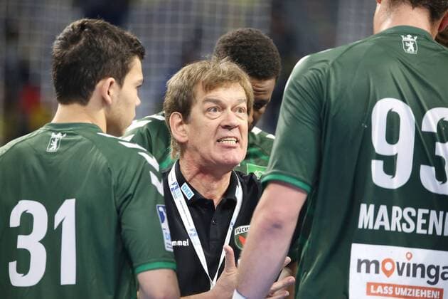 Velimir Petkovic (Trainer Fuechse Berlin) bei einer Auszeit beim Spiel Rhein Neckar Loewen vs. Fuechse Berlin in der 1. Handball Bundesliga am 21.10.2018 Rhein Neckar Loewen vs. Fuechse Berlin, Handball, 1. Handball Bundesliga, 21.10.2018 Mannheim Copyright: xEIBNER MichaelxBermelx EP_MBL