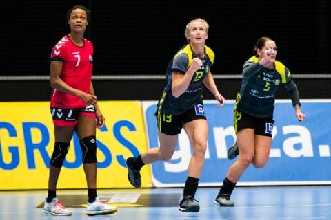 181021 Brests Marie Allison Pineau deppar medan Sävehofs Elin Hallagard och Joanna Lindvall Haggren jublar under handbollsmatchen i Champions League mellan Sävehof och Brest den 21 oktober 2018 i Partille. Copyright: MATHIASxBERGELD BB181021MB005
