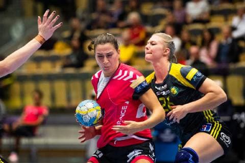 181021 Brests Sladana Pop-Lazic och Sävehofs Tilda Olsson under handbollsmatchen i Champions League mellan Sävehof och Brest den 21 oktober 2018 i Partille. Copyright: MATHIASxBERGELD BB181021MB006