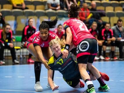 181021 Brests Pauletta Foppa och Jovana Stoiljkovic i kamp med Sävehofs Nina Dano under handbollsmatchen i Champions League mellan Sävehof och Brest den 21 oktober 2018 i Partille. Copyright: MATHIASxBERGELD BB181021MB009