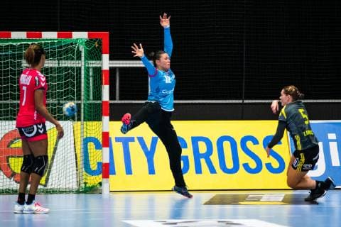 181021 Sävehofs Joanna Lindvall Haggren gör mal pa Brests malvakt Filippa Idehn under handbollsmatchen i Champions League mellan Sävehof och Brest den 21 oktober 2018 i Partille. Copyright: MATHIASxBERGELD BB181021MB011