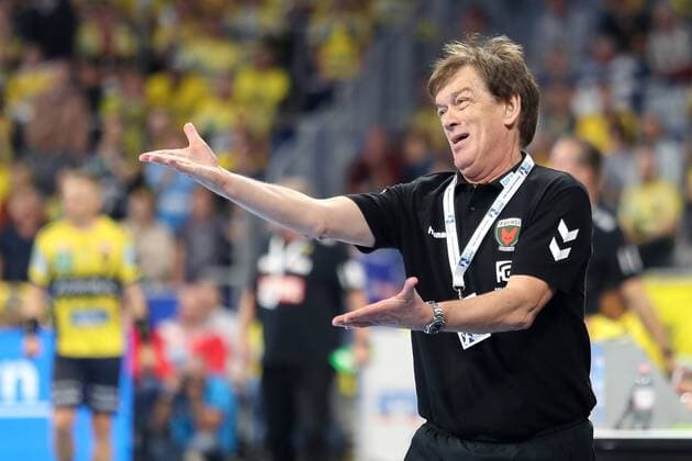 Velimir Petkovic (Trainer, Cheftrainer, Füchse Berlin), gibt Anweisungen, gestikuliert, mit den Armen gestikulieren, gives instructions, gesticulate, Einzelbild, Aktion, Action, Spielszene, enttäuscht schauend, Enttäuschung, Frustration, disappointed, pessimistisch, Handball, DKB Bundesliga, Rhein-Neckar Löwen - Füchse Berlin,