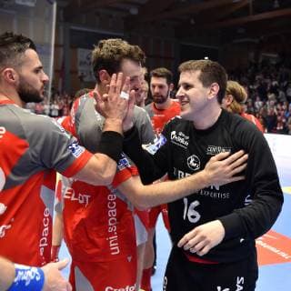 Jubel, Freude nach dem Sieg; Nebojsa Simic (Torwart MT Melsungen) (R), Michael Allendorf (L) und Simon Birkefeldt (M) , GER, MT Melsungen - Bergischer HC, Handball, 1. Bundesliga Maenner, 21.10.2018, GER, MT Melsungen - Bergischer HC, Handball, 1. Liga Maenner, 21.10.2018 Kassel Copyright: xEIBNER RolandxSippelx EP_RSL