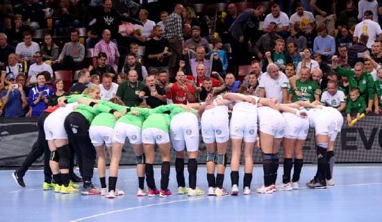BAU 21.10.2018 Ludwigsburg Handball SG BBM Bietigheim vs. FTC-Rail Cargo Hungaria, die Fans von Hungaria jubeln mit ihrer Mannschaft