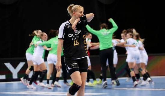 BAU 21.10.2018 Ludwigsburg Handball SG BBM Bietigheim vs. FTC-Rail Cargo Hungaria, Kim Naidzinavicius (BBM) enttäuscht, während das Team von Hungaria im Hintergrund jubelt