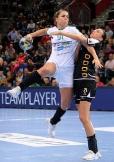 BAU 21.10.2018 Ludwigsburg Handball SG BBM Bietigheim vs. FTC-Rail Cargo Hungaria, v.l. Aniko Kovacsics (Hungaria), Fie Woller (BBM)