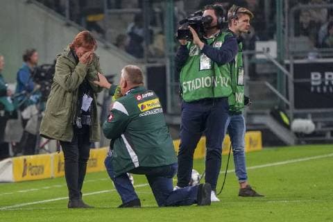 Sport Themen der Woche KW42 Sport Bilder des Tages GER, 1. FBL, Borussia Moenchengladbach vs. 1.FSV Mainz 05 21. 10.2018, Borussia Park , Moenchengladbach, GER, 1. FBL, Borussia Moenchengladbach vs. 1.FSV Mainz 05, DFL regulations prohibit any use of photographs as image sequences and or quasi-video im Bild picture shows: ein Mitglied des Gladbach Fanclubs macht seiner Nicole in der Halbzeit einen Heiratsantrag sie hat natürlich ja gesagt *** 1 FBL Borussia Moenchengladbach vs 1 FSV Mainz 05 21 10 2018 Borussia Park Moenchengladbach GER 1 FBL Borussia Moenchengladbach vs 1 FSV Mainz 05 DFL regulations prohibit any use of photographs as picture sequences and or quasi video in the picture picture shows a member of the Gladbach fan club he proposed to Nicole at half-time, of course she said yes nordphotox xMeuter nph00351