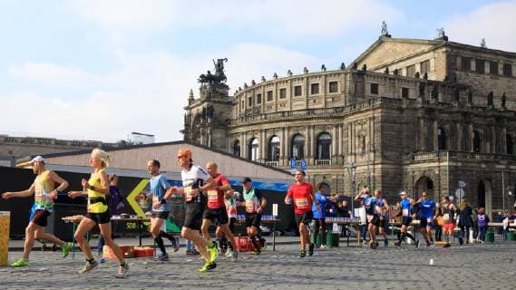 Piepenbrock 20. Dresden Marathon Läufer vor der Semperoper, Dresden Sachsen Germany