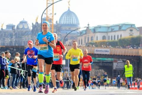 Piepenbrock 20. Dresden Marathon Läufer vor der Altstadtkulisse, Dresden Sachsen Germany