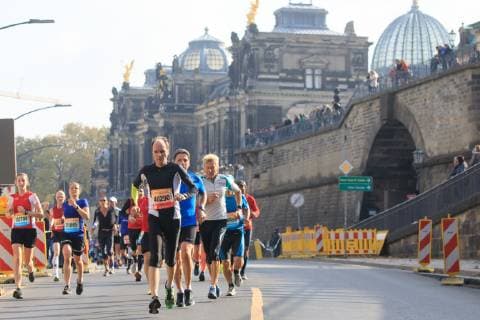 Piepenbrock 20. Dresden Marathon Läufer vor der Altstadtkulisse, Dresden Sachsen Germany