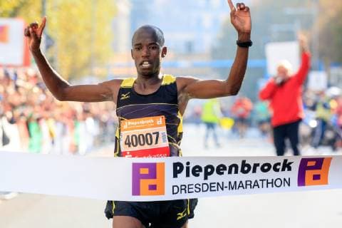 Sport Themen der Woche KW42 Sport Bilder des Tages Piepenbrock 20. Dresden Marathon Edwin Kosgei (KEN) gewinnt den Marathon, Dresden Sachsen Germany